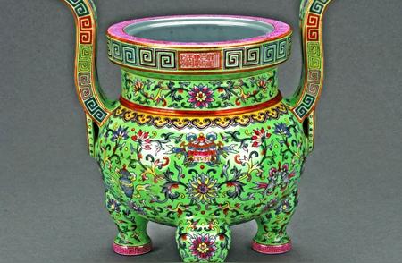 泰安的珍贵文物：嘉庆时期的柳绿釉粉彩缠枝莲八宝纹香炉