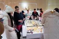 中国游客在俄罗斯大量购买琥珀蜜蜡，俄罗斯人笑称：看来他们真是钱多没处花。
