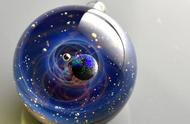 玻璃艺术的太空之旅：微小星系的惊人创作