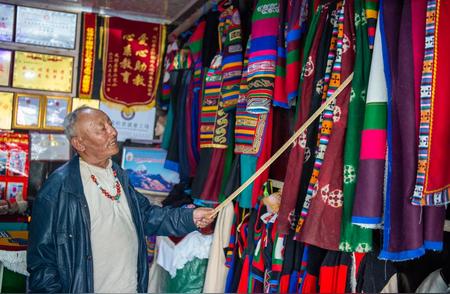 西藏非遗传承者：让“五彩彩虹服”绽放新光彩