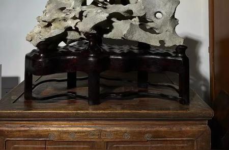 「玲珑窟」太湖石底座：苏工花梨木座，尺寸66x50x26