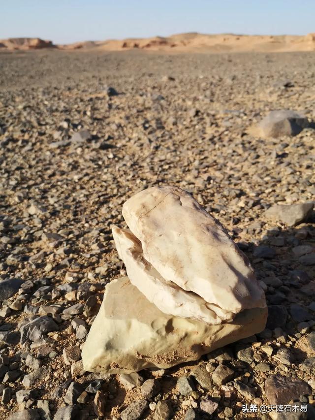 新疆戈壁泥石