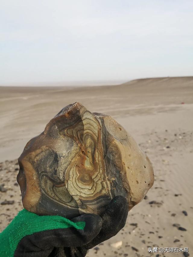 新疆戈壁泥石