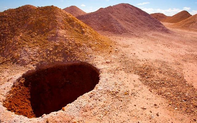 澳大利亚最大的蛋白石矿本富得流油，但他们却只能住在地下