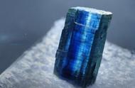 蓝晶石：协调石与冥想石的神秘力量