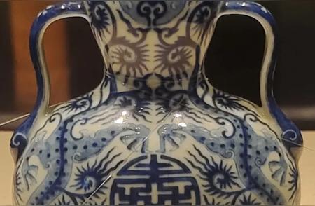 探索乾隆时代的皇家珍宝：青花双龙捧寿束带耳扁葫芦瓶