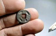 探寻珍稀古钱币：拇指大小的珍贵收藏