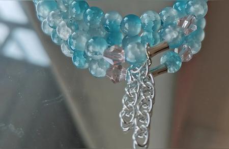 探索琉璃珠的魅力：一款独特的手链设计