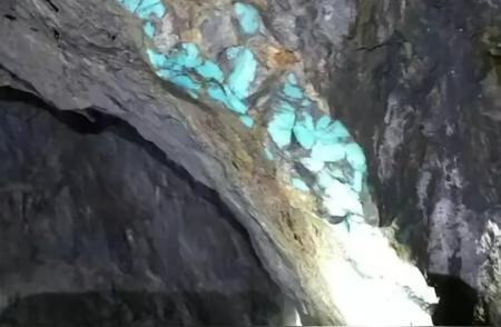 探秘绿松石：地下世界的神秘色彩与空灵之美