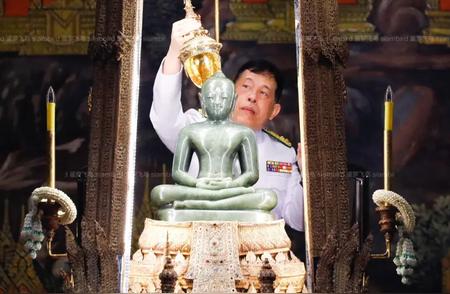 泰国国王玉佛换装盛典独家实拍，一睹国王与玉佛的奇缘！