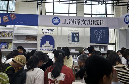 上海书展的全新体验：印章盖章与周边购买的乐趣