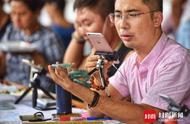 揭秘缅甸最大翡翠原石市场：中国人直播卖翡翠火爆现场