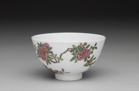 台北故宫博物院陶瓷赏析：清雍正珐琅彩的绚丽之美