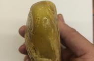 南疆戈壁滩上的假黄玉：一块金丝石英的惊人仿制