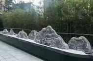 广州公园草坪上的雪浪石与泰山石切片石