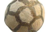 雨花石上的足球图案，你发现了吗？