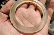 青年偶然发现战国时期的大型玛瑙环，令人惊叹
