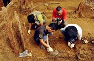贵州水库发现神秘土坑墓，棺椁黄金打造，杨价竟是墓主人！