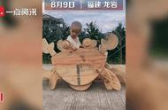 爷爷亲手打造螃蟹车，孙子开心不已，网友：连隔壁300个月的宝宝都馋哭了！