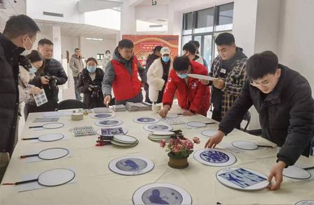 迎接新年：郑州雕塑公园的瓷器奇石根雕艺术展