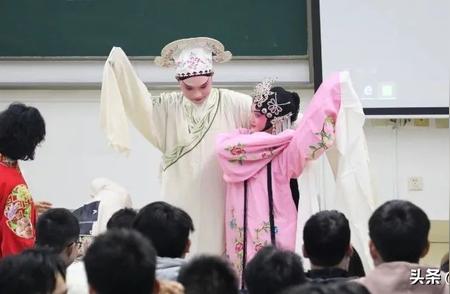 南昌大学特色课堂爆红网络：水袖、折扇与戏曲妆容