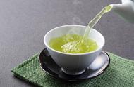 掌握绿茶的三种冲泡技巧，注意这两点：水温适中，避免喝隔夜茶