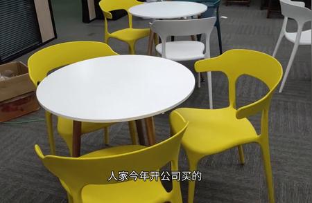 武汉客厅里的四套茶台、桌椅，今年开公司买的
