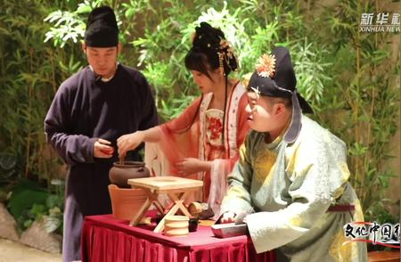 新华社美女记者深入体验唐代茶文化