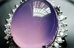 紫罗兰翡翠：顶级宝石的璀璨之美