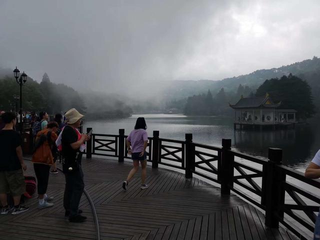 九江庐山的云雾是十分漂亮，千姿百态，云雾说来就来，说走就走