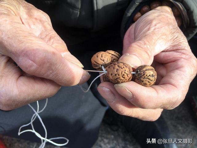 一位74岁的农村老爷爷，学会编织手艺，把桃核变成艺术品赚了钱