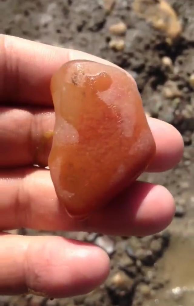 戈壁滩一般玛瑙石居多，虽然不是什么值钱的东西，但就是喜欢！